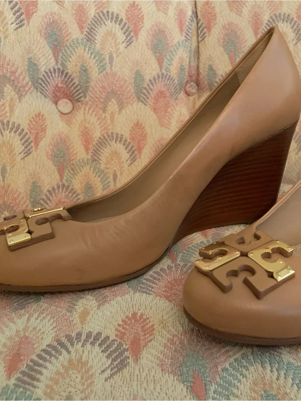 Tory Burch Lowell Natural Blush Leather Wedge Heels with Gold Logo Size 7.5
